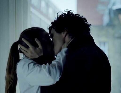 hmmSHERLOCK's tweet photo. Forever jealous. #Sherlock3 #SherlockSnogs @louisebrealey #BenedictCumberbatch http://t.co/30IO8KhunQ
