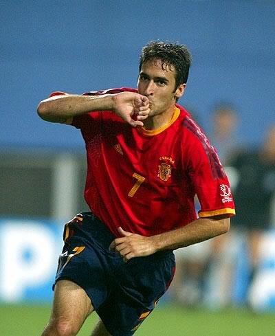 Raul7Capitan7's tweet photo. Que no se olvide nunca... El mejor "7" de la historia de España es Raúl! #SiempreRaulistas #El7DeEspañaEsRaúl http://t.co/gdBTzhVNH2