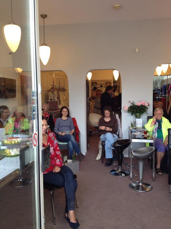 _Partydress's tweet photo. Nu live te horen ! Kom ook een gezellig glaasje drinken http://t.co/WWfMtpPTvk