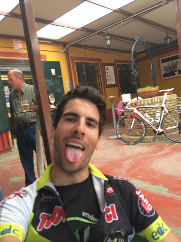 jsolalo's tweet photo. Esta es la cara que se te queda después de hacer 130 km en 3,30h con un montón de salvajes !! http://t.co/6bWPWJ0M4B
