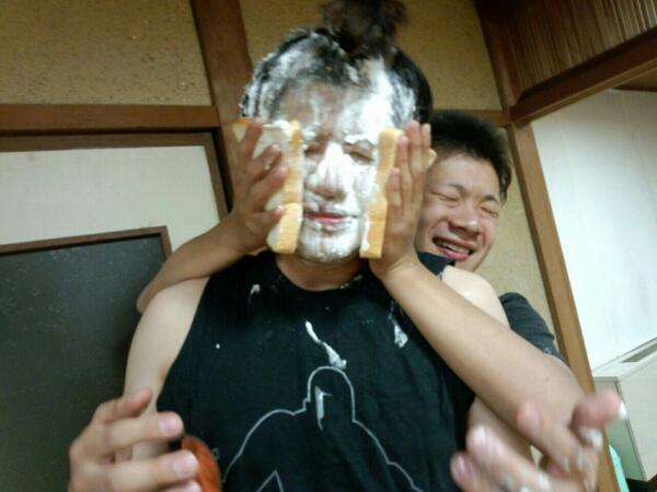kids31th's tweet photo. 新歓キャンプ、亀岡の有楽荘で行いました！！KIDS代表の光さんの誕生日もみんなで盛大にお祝いして呑みまくってカーペットのクリーニング代払いました！笑楽しい1泊でした！夏合宿は豪華に考えています ！ http://t.co/dhMhqkohLJ