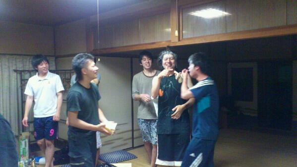 kids31th's tweet photo. 新歓キャンプ、亀岡の有楽荘で行いました！！KIDS代表の光さんの誕生日もみんなで盛大にお祝いして呑みまくってカーペットのクリーニング代払いました！笑楽しい1泊でした！夏合宿は豪華に考えています ！ http://t.co/dhMhqkohLJ