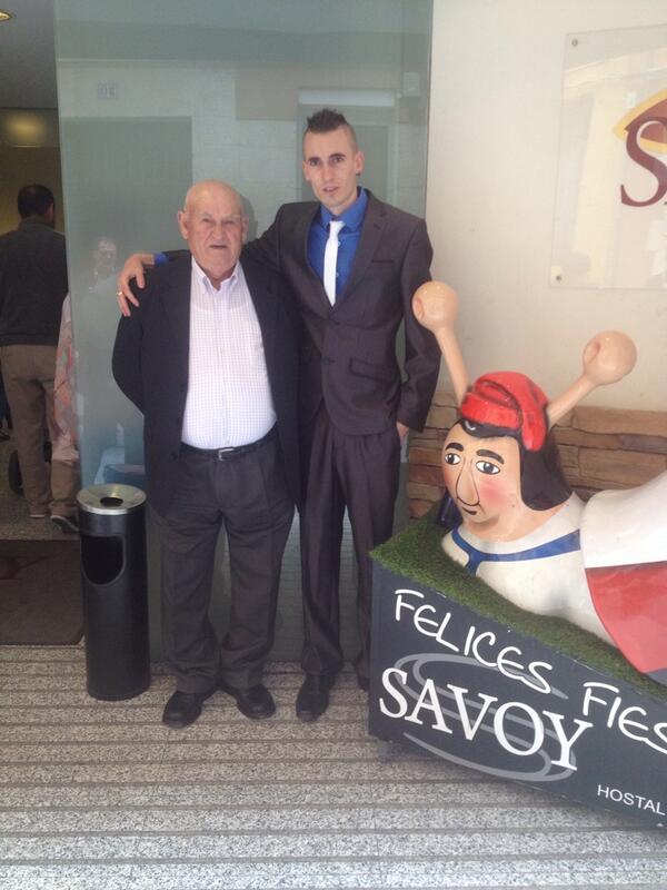 InoDuke's tweet photo. Con el mejor abuelo del mundo http://t.co/lp7kEob916