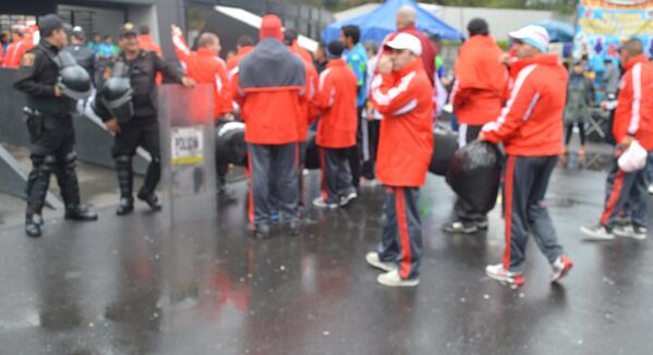 rivermexico's tweet photo. Algunos integrantes de Los borrachos del tablón intentaron entrar con trapos al estadio pero no se les permitió http://t.co/h0XrBrhuxU