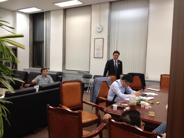 오늘밤 10:10 현재 48시간 비상 선거대응 상황실. 도종환 선대위 대변인. 박광온 대변인. 최원식 전략기획위원장. 최재천 전략홍보본부장. 김관영 비서실장이 대기중입니다.