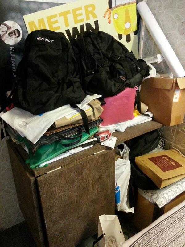 HouseOfMD_'s tweet photo. As part of #DeclutterProject Day 1 I start with cleaning this unorganised desk. http://t.co/hYlkR6op4L