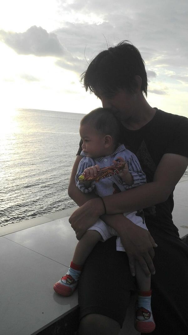 Aan_Ira's tweet photo. Al dan Bapak ^_^ http://t.co/V96XIMVAUb