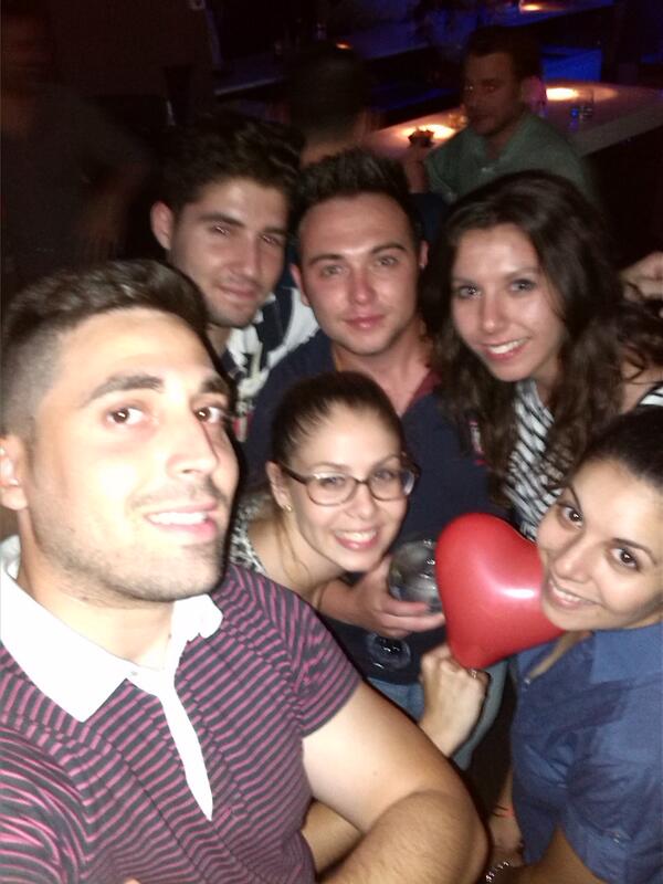 adrianreinavaz's tweet photo. Celebrando el cumpleaños de @curro16907  con @GarciaTatiana9  @jesus_lani13  @jennigarmon  y #eli en mentidero http://t.co/BRDaksr83n