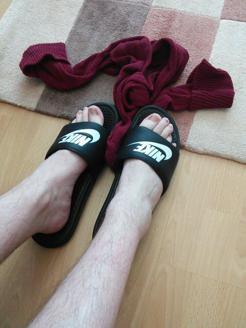 Lo siento Regulación reembolso SckFtTklFtsh on Twitter: "Post 5-a-side bare feet in Nike slides.  #malefootfetish #teamfeet http://t.co/k1lWCzU6d8" / Twitter