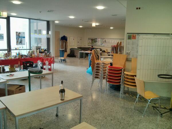 kif42's tweet photo. Stand der Dinge beim Aufräumen. #kif42 Grad war noch ne Delegation der #ZaPF da. http://t.co/TUl6IVWclV