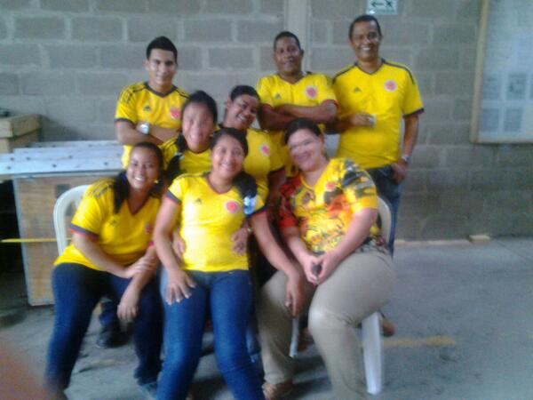 vcasanova2009's tweet photo. #GiroxESPN colombia es pasion, amor, orgullo para colombia rigo y nairo los queremos mucho http://t.co/iTADF0F870