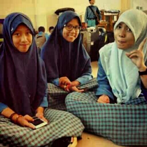 Shayliha's tweet photo. @Shayliha @daranuzulia28 @fitrifadhilah07 http://t.co/ClKwRROsyo