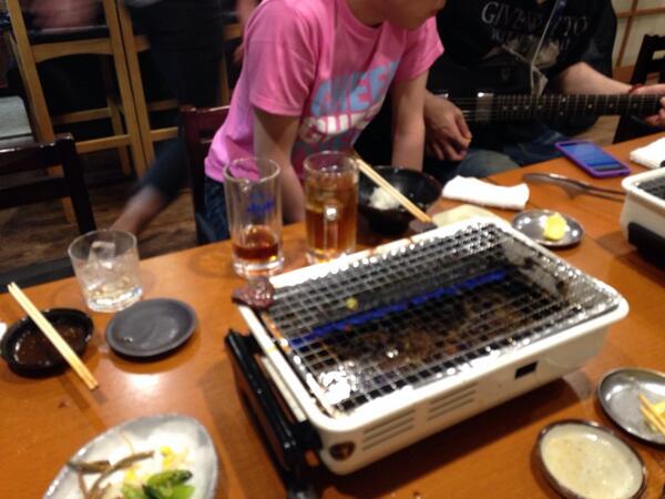 ぴらの 俺のギターを弾く湯毛 隣で聴くせらくん トイレに行くフジ Http T Co S2lcjd0hgx