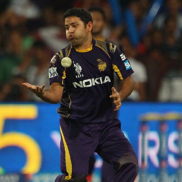 cricketcomau's tweet image. EARLIER: Chawla holds on to the juggling catch to dismiss Vohra #IPL7