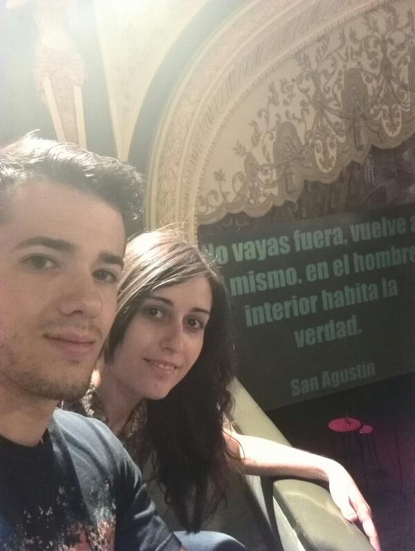 sandrairles's tweet photo. Esperando a @Goyojimenez para que nos haga pasar un buen rato! @jose_elx_90 @sandrairles http://t.co/aIMqDLpqcB