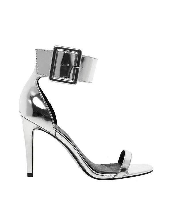 Stephinomenal's tweet image. Play up a tan with silver sandals and a bright pedi. Gotta love a bold coral polish!  #Summer #StyleMustHave