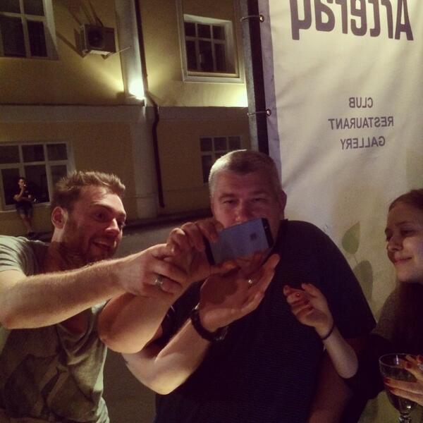 Ну а старина Галахов тем временем учит Николаича делать селфи в <a href="/ArteFAQ/">Клуб Artefaq</a>