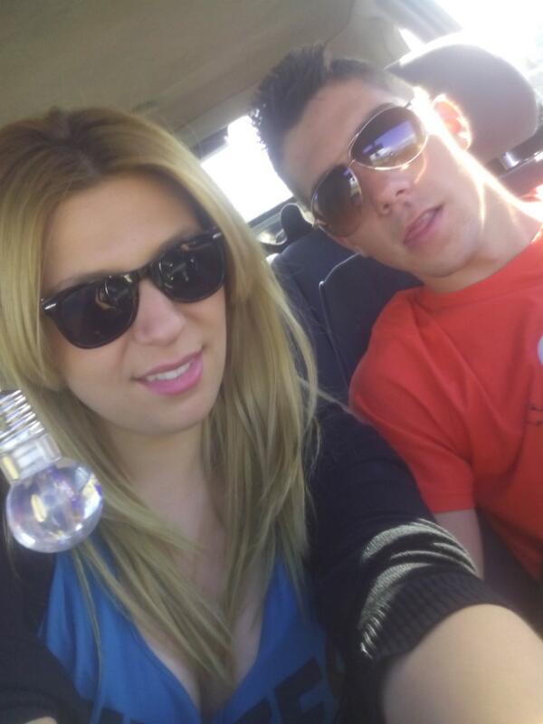 kito120's tweet photo. de camino al kineapolis con lo mas feo q tengo @Lorena6090 jjj http://t.co/i3YqzmTvzM