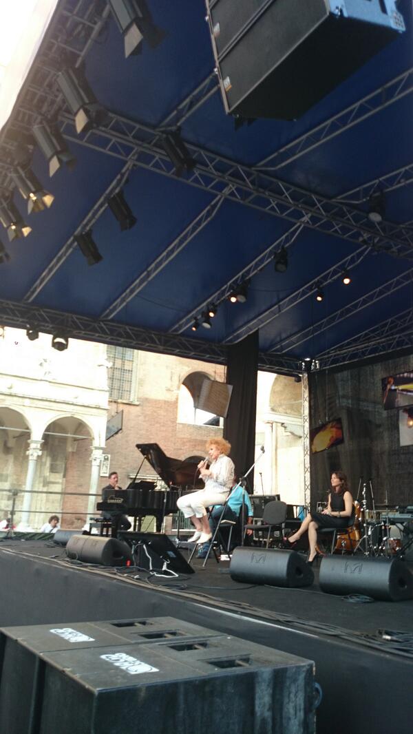 N_Mattiot's tweet photo. Ornella Vanoni sta cantando Averti addosso @CremonaFest @PinoRoveredo http://t.co/IW5KeKAIFh