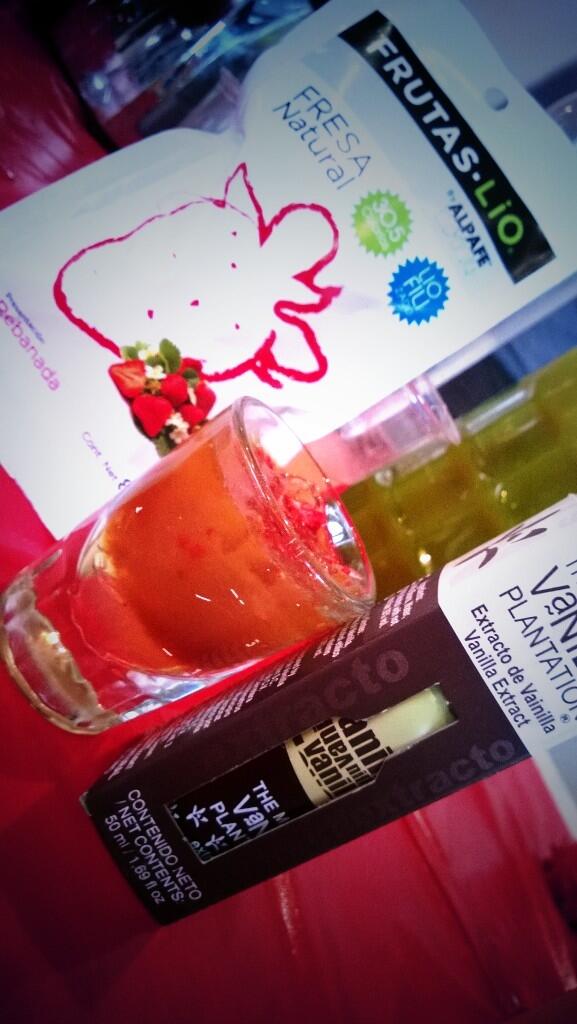 leontinker's tweet photo. vainilla d @tmvpv, fresas d @MexicanOrganics e infusión d tequila cn earl grey @RepGastro #retovainilla @tinkerbarmx http://t.co/X1slCLlyjJ
