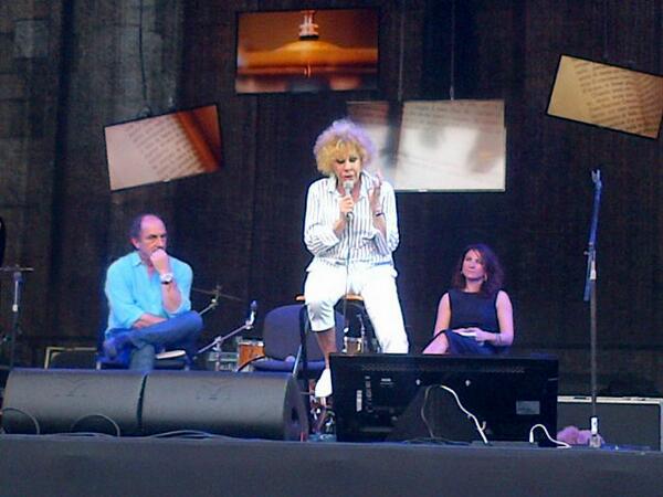 aleteddina's tweet photo. #OrnellaVanoni canta Caruso al @CremonaFest con lo scrittore #PinoRoveredo e @rafcalandra http://t.co/f6xeQb0MmK