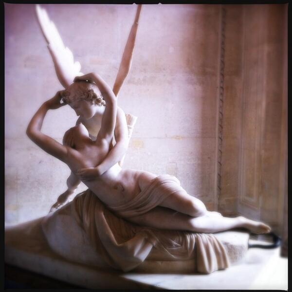 AliceRed85's tweet photo. #2jour Ce qui ne nous tue pas, nous rend plus fort #amoreepsiche #louvre #paris #Hipstamatic #Loftus #DC http://t.co/tVToy3Xg3F