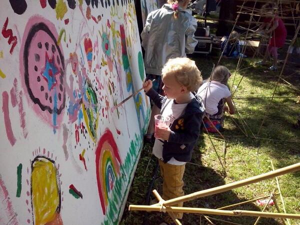 Onze kleinzoon Karel Appeltje Izza, een creatief ventje, genieten!