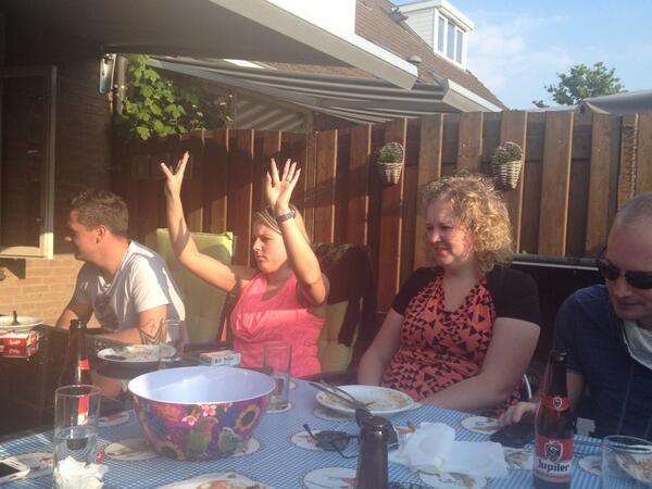 cindyheinen83's tweet photo. Gezellig middagje met de neven en nichten. BBQ http://t.co/Y5p7vWHZas