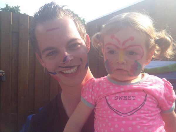 cindyheinen83's tweet photo. Gezellig middagje met de neven en nichten. BBQ http://t.co/Y5p7vWHZas