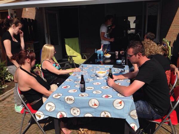 cindyheinen83's tweet photo. Gezellig middagje met de neven en nichten. BBQ http://t.co/Y5p7vWHZas