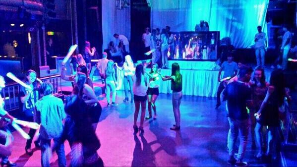 Sr_Parodia's tweet photo. Los envidiosos dirán que es mentira eso de que ayer en @JoyLightOficial hicieron aforo completo. http://t.co/LIf0WqQOb0