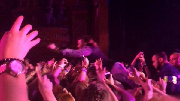 demibrasil's tweet image. Demi em cima da plateia! Hahahahahaha