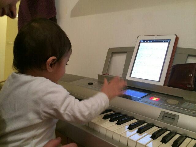 Damon is teaching Liban to play piano at 8 months old! http://t.co/J0OPKCwQdS<a href="/tag/gaga"class="tags"><span>#gaga</span></a>