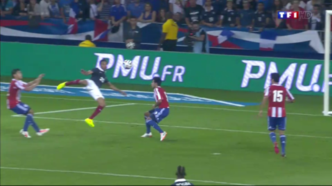 TF1's tweet photo. #FRAPAR Profitez de la mi-temps pour revoir cette superbe action de Rémy @CarrefourFrance http://t.co/HPOGqtTzux http://t.co/ekKfANTGsf
