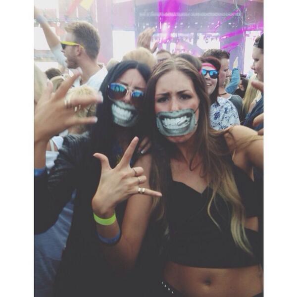 jolinsi's tweet photo. 💀👽 @dadalife @louicemaria http://t.co/M9fxN74Pde