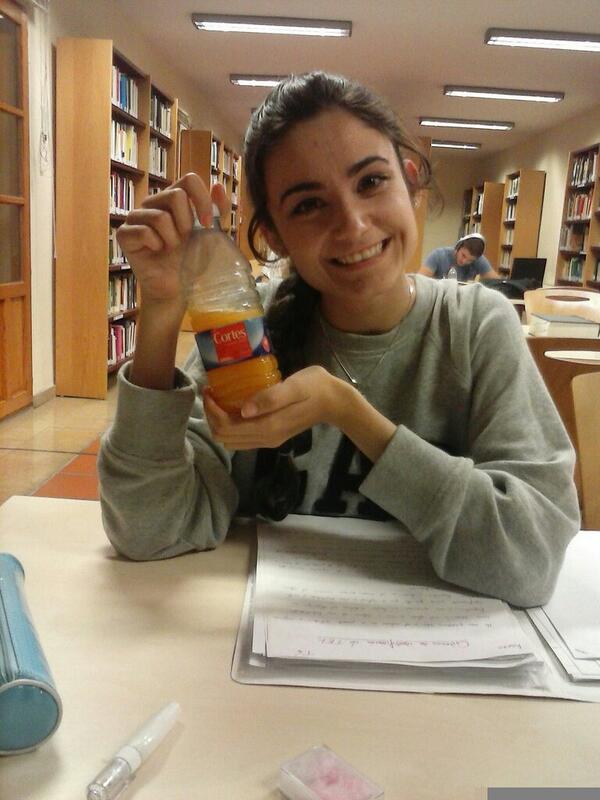 Sarama4114's tweet photo. Collo si malcrien els uelos!! #bibliotequeo #suquetdetaronja @estheer_belda http://t.co/lFeIuEZmMX