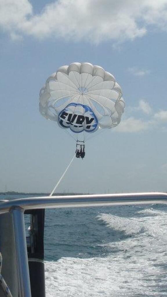 k_fart's tweet image. #XOsummerchallenge #IotaMu #nationaldareday upside down parasailing in the keys. @QU_ChiOmega