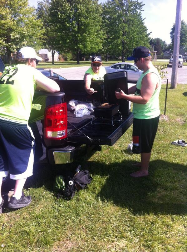 TheBearTrappers's tweet photo. Warm ups are underway at Germain park, we take on dirty Pete and the boys at 6pm #dogs #beers http://t.co/jeE0d3z4dj