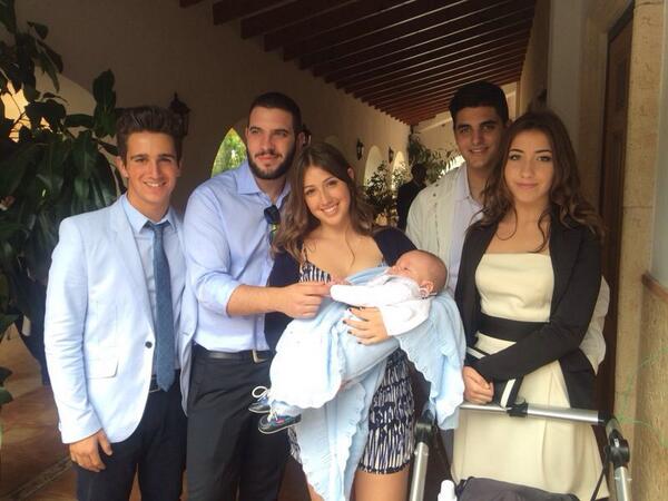 JaimeE_C7's tweet photo. Esa familia! ☺️ @PepeG09 @SofiaC_7 @marina_people @Salva_sendra http://t.co/LvUVc9EYYV