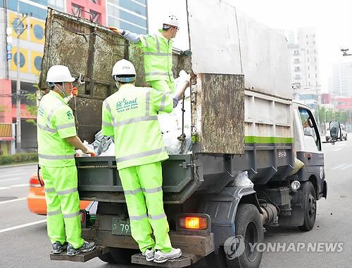 [환경미화원, 정몽준 낙선운동.. 화 많이 났군]
 미화원 공대위 "정몽준에게 환경미화원은 선거 때 사진촬영용 소모품에 불과한가"

사진만 찍고 미화원 열악한 처우 개선 토론은 철저히 거부했단다.
꼼수 미개인~