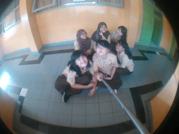 delioff_'s tweet photo. Ini gaya apasih ? *poke @Aylsa_ @Diannn_05 @ptrshnt http://t.co/YrOfslwnEc