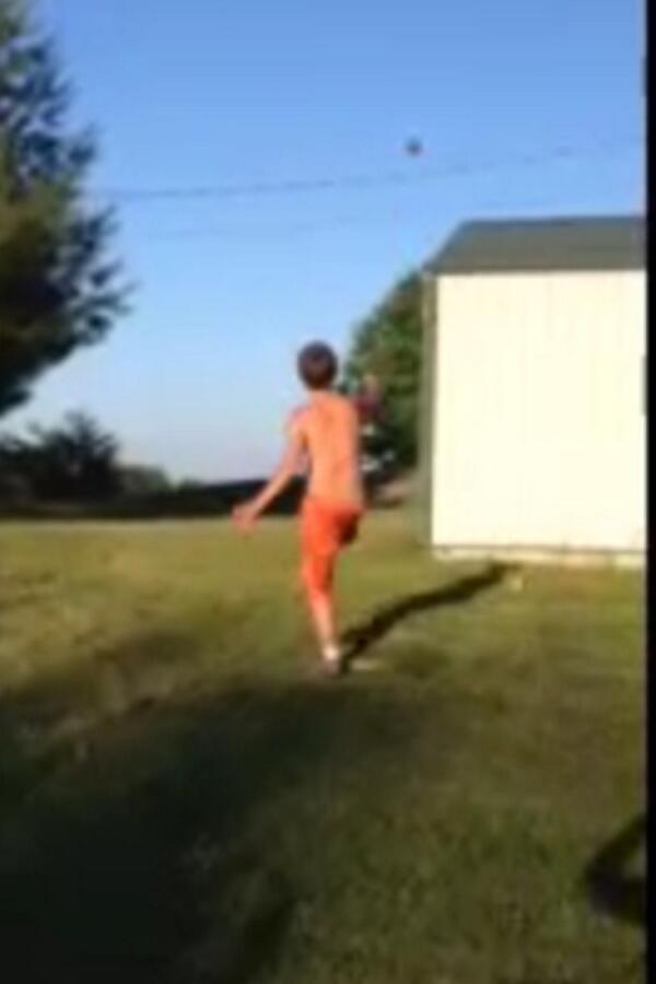 CamGilbert04's tweet photo. Y not kick some footballs 💯👍🏈 #kicker #football #tryingsomethingnew #summer http://t.co/g1LmoKVHWY