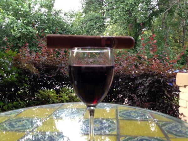 MJonTravel's tweet photo. Hey @DeltaPoints @WeeklyFlyer @PaulSkrbec Front Porch Happy Hour with @MJonTravel. #FPHH http://t.co/1XxK35sP6c