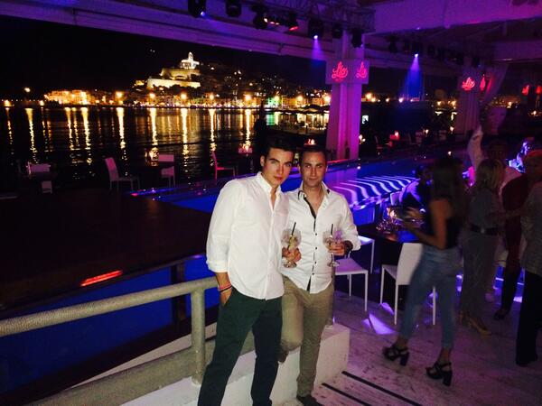 johnny_pb's tweet photo. @AbrahamGuCa empezamos la primera noche echando un G-Vine en #LíoIbiza http://t.co/XNm6MpNDUe