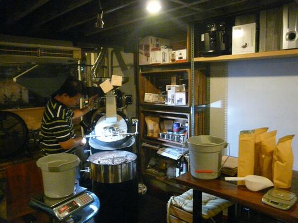 HombreHolden's tweet image. busy roasting at #CraftCoffeeRevolution in QC; a big player in #Manila&apos;s #thirdwave coffee scene #lp