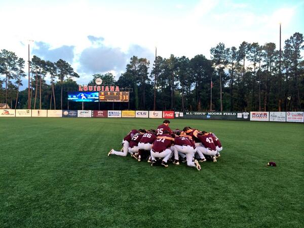HailStateBB's tweet photo. Almost time for baseball. #HailState http://t.co/RrgYcb4Yjt
