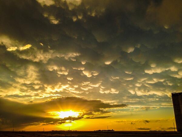 SeverePlains's tweet photo. Two great photos from @Dadiosradios959 in western Kansas yesterday: http://t.co/o3BnIwwAUQ | http://t.co/sFoE6vnrGr