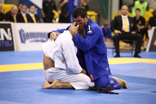 dudutatame's tweet photo. A imagem do dia. Rodolfo Vieira consolando Bernardo Faria. Postura de samurai! http://t.co/LQtpdyh1wX
