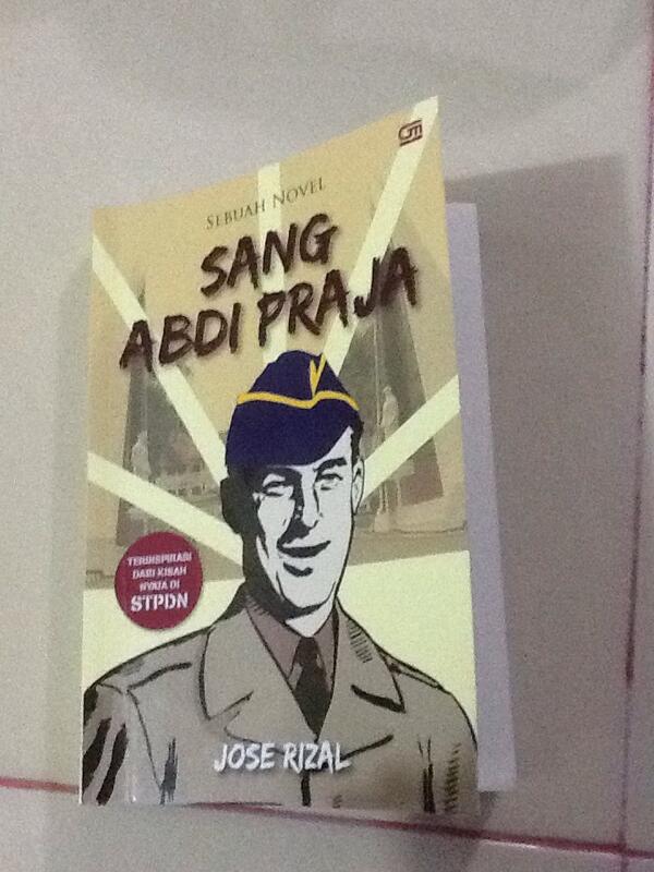 PurnaPraja18's tweet photo. "Novel Sang Abdi Praja" karya Uda @JoseRi_Zal Purna 07 (membacanya seakan flash back ke masa Praja dahulu) http://t.co/ezdOoXZNwj