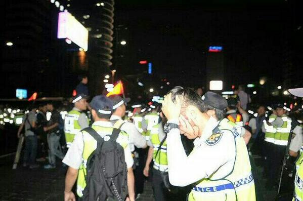 citosan63's tweet image. 청와대가려고 지랄하던 시위꾼들이
출동한 경찰에게
시위좌좀녀가 하이힐을 휘둘러
경찰이 머리에 맞고 피흘리는 모습이네요
12바늘꿰맷답니다
이게 무슨 판문점 도끼만행도 아니고
하는짓들이 점점
북한놈들 만행닮아가는군요